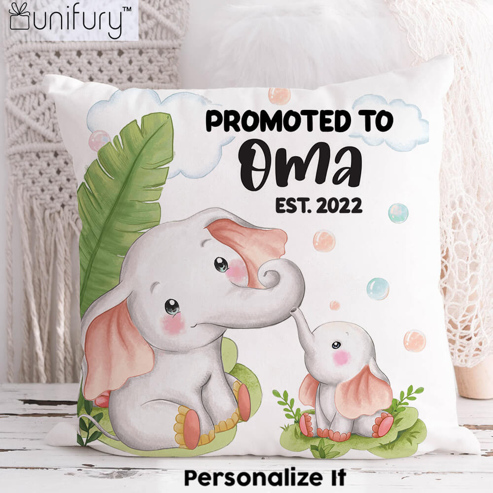 Promoted to Oma 2022 Throw Pillow New Grandma Gifts 18x18